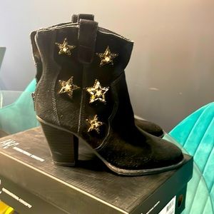 NIB Anna Sui X INC Dazzler Black Suede Star Sequined Ankle Boots, Size 5 Women’s